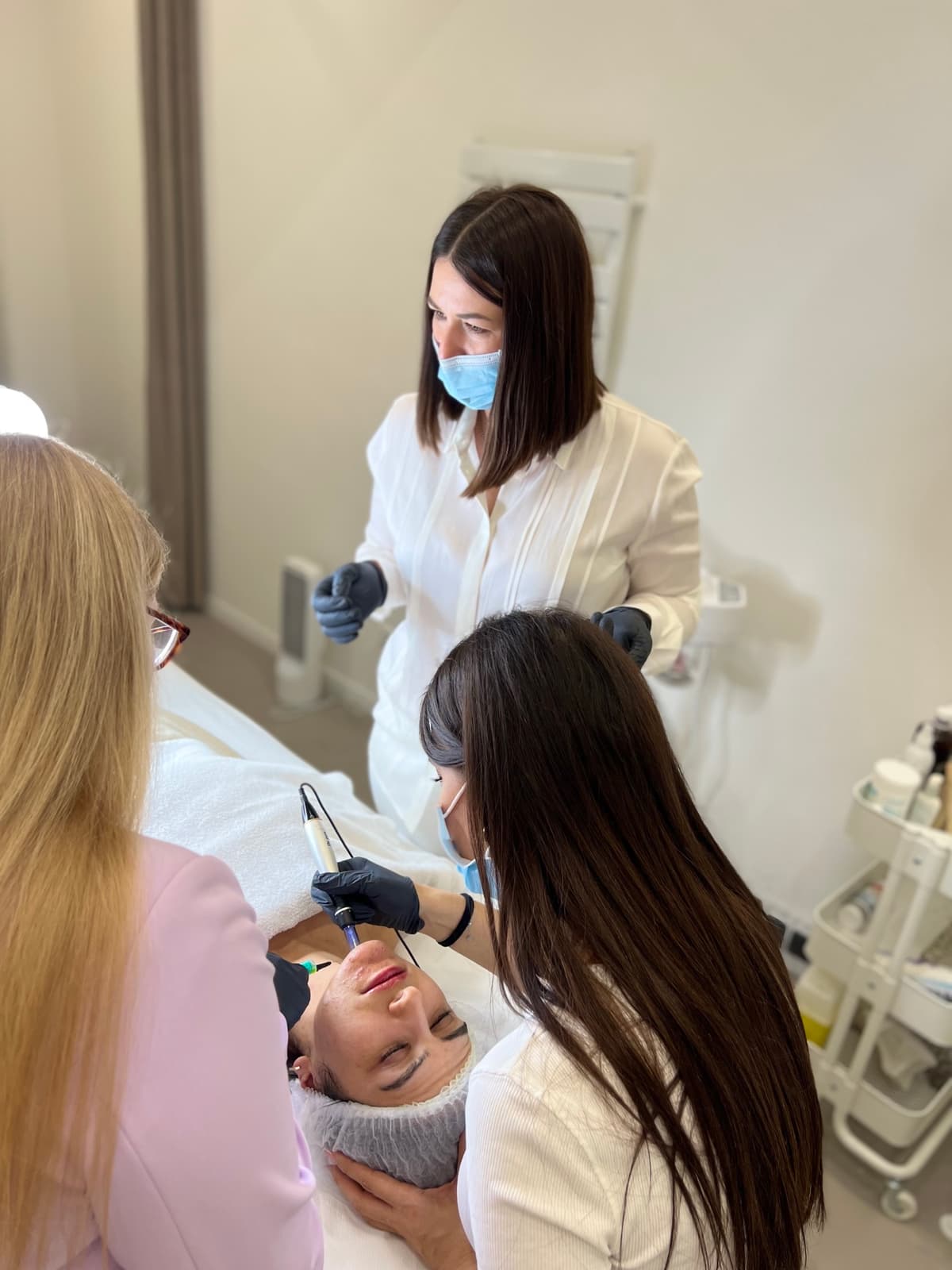 Praxisübung während einer Schulung in der uk Kosmetik Academy